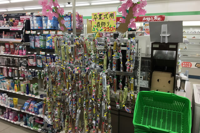 Amazon.co.jp: カルディ ハロウィンキャンディレイ 1個 20パック ×5個 あめ 首飾り KALDI キャンディ ハロウィン お菓子子供会 クリスマス ☆go-enオリジナルミニ菓子付き : 食品・飲料・お酒