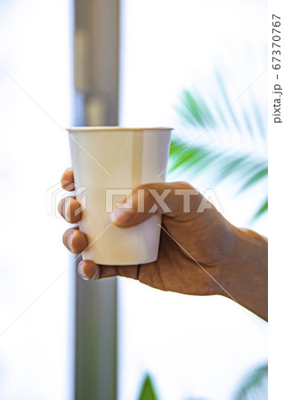 52ページコーヒーカップを持つ手の写真 - 無料の高画質写真をダウンロードFreepik