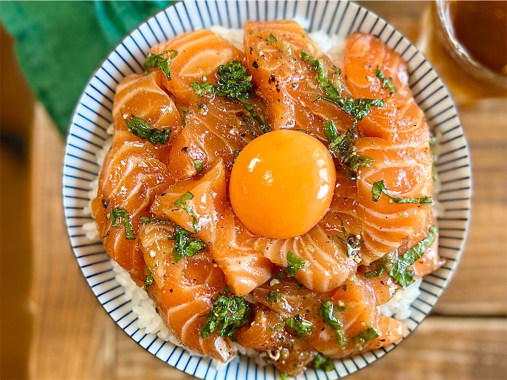 スーパーで買った刺身で作る『胡麻だれ丼』,材料 , 刺身の盛り合わせ1パック, 白ねりごま大さじ1, 醤油大さじ1,めんつゆ小さじ2, すりごま小さじ1, 酢小さじ1 2, 大葉2枚, ガリ 小さじ1, ご飯,調理のポイント ,