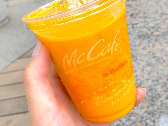 芳醇なメロンの香りやジューシーなマンゴー果肉が楽しめる♡ 『北海道メロン＆ミルクスムージー』『マンゴー＆パインスムージー』McCafé byBarista マックカフェ バイ バリスタ 89店舗限定で登場！ 詳細記事SGS109