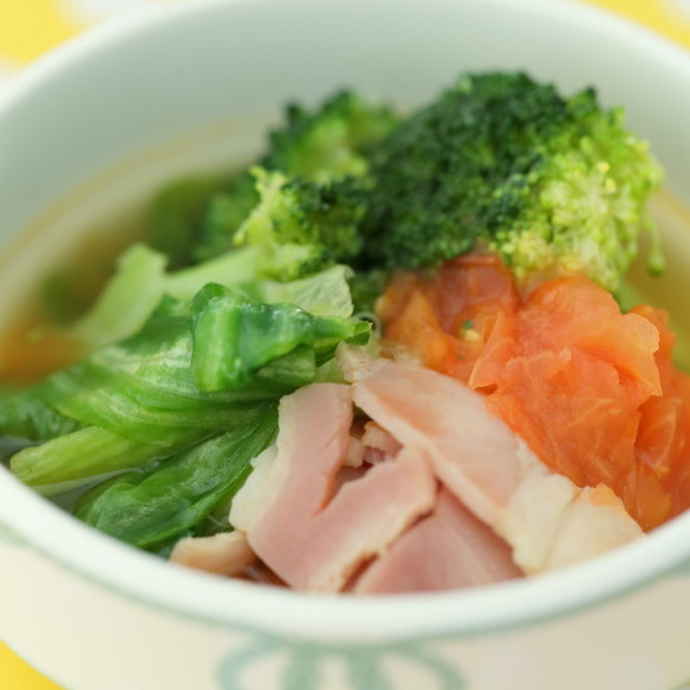 ブロッコリーとベーコンとブラックオリーブのサラダ