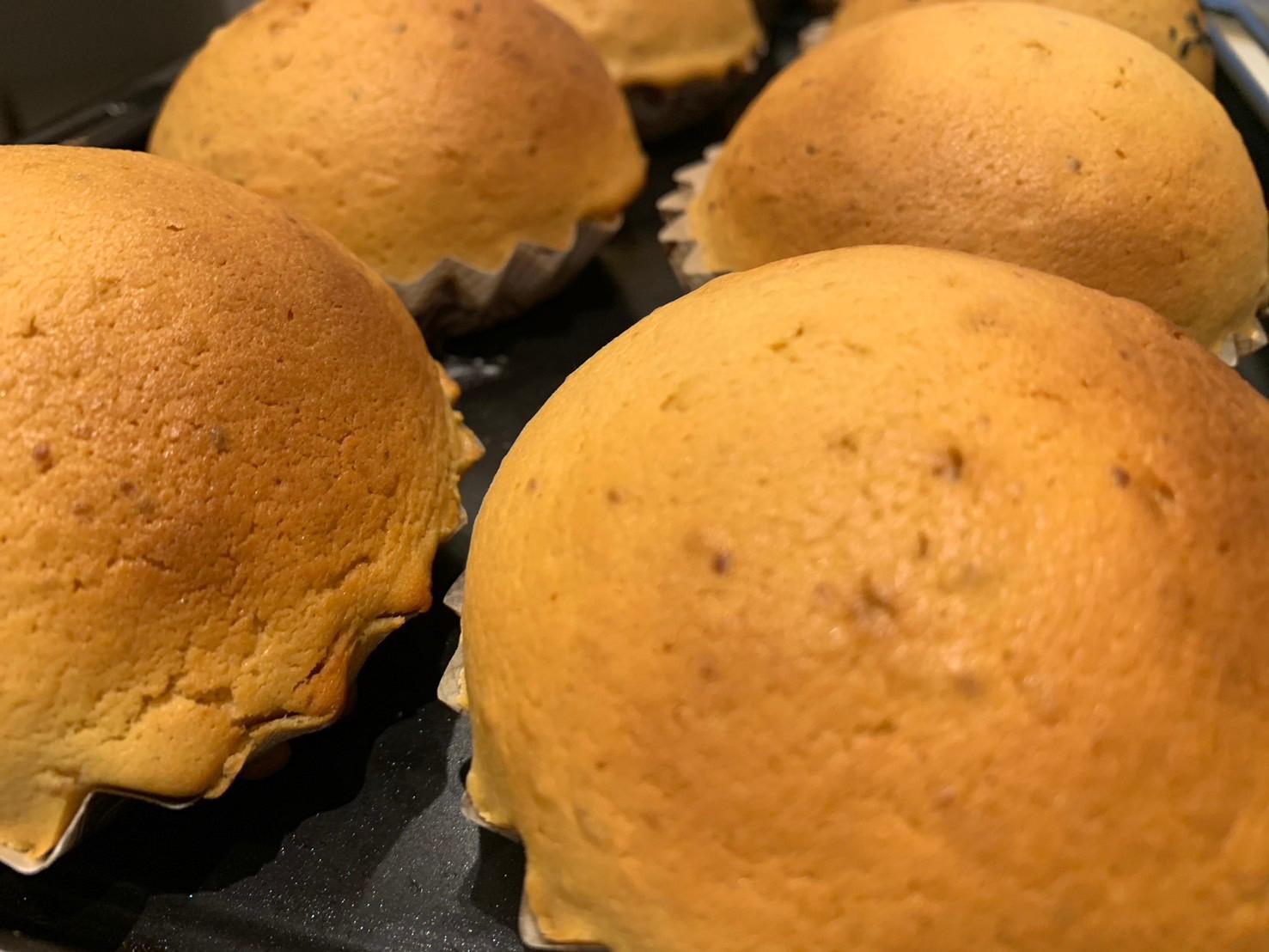 みそパン食べる沼田市観光協会