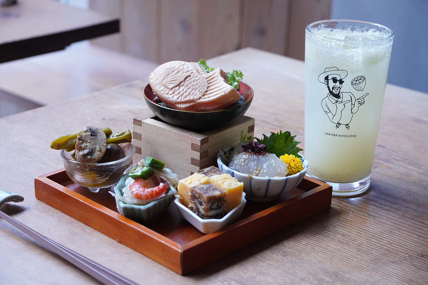 自宅で居酒屋気分！ レモンタワーの作り方🍋 こだわり酒場から、 樽香るレモンサワーが明日登場！ レモンをまるごと漬け込んだ浸漬酒とレモンピール蒸溜酒にくわえ、樽で貯蔵されたスピリッツをブレンドした一品です✨ みずみずしくすっきりとしたレモンと 樽仕込酒の