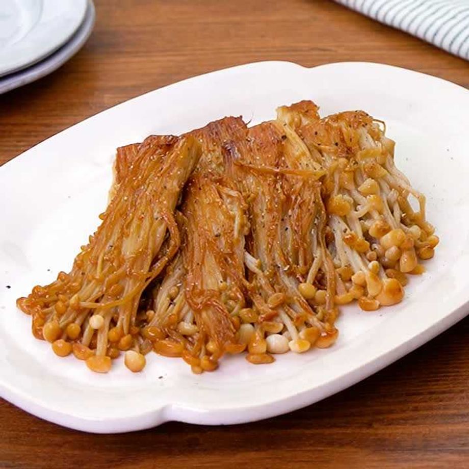 絶品!たらことえのきのパスタ①たらこを細かく刻み、えのきの石づきをカットして、パスタ麺を袋の表記通りに茹でる ②フライパンにバターを入れ弱火でエノキを炒め、めんつゆを加える③牛乳、タラコを加え温め、火を止めて麺を入れ塩胡椒で調整し和える ④きざみのり