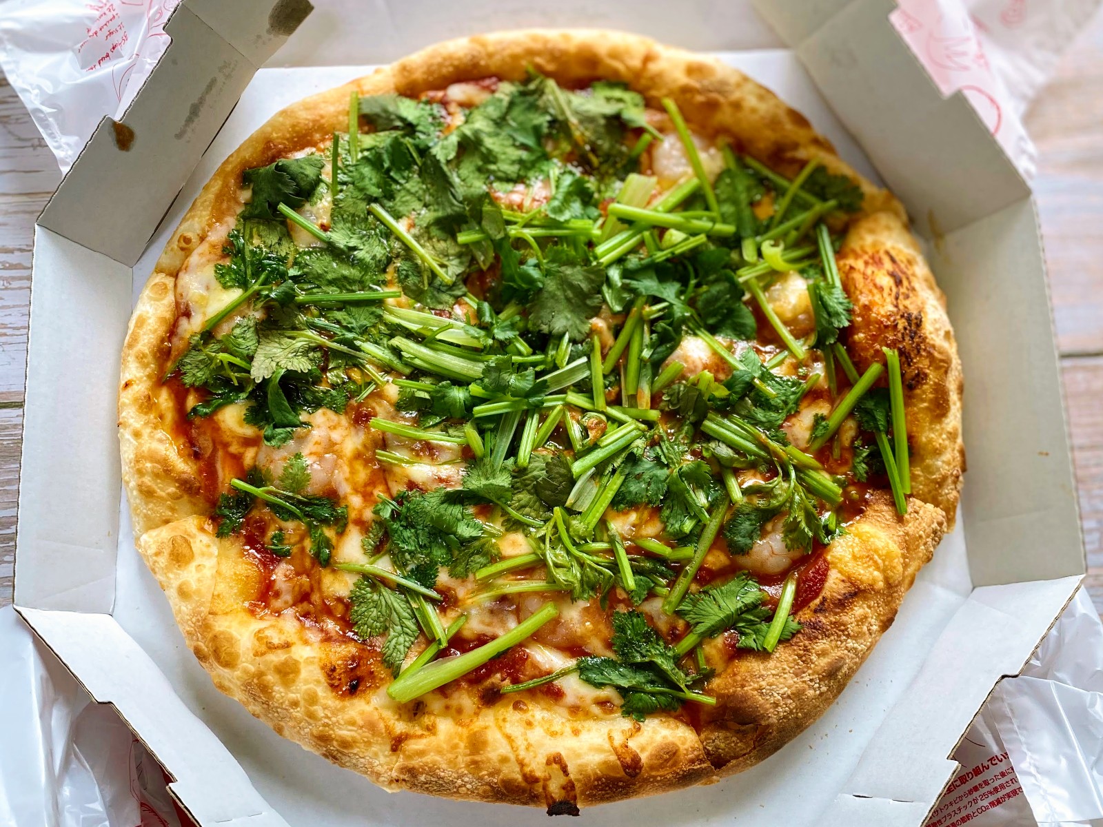 ピザハット「パクチーすぎて草」を食べてみた！意外とクセは強すぎずタイ料理のようなピザでした！ - PizzaLoverJP