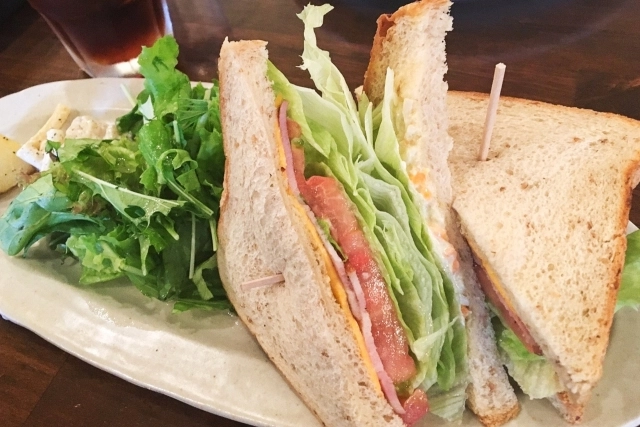 コストコの『シュリンプ&サーモンチョレギサラダ』がレタスやキュウリもたっぷりで美味しい！買てみた