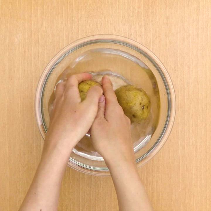 じゃがバターが食べたくて。こういうシンプルな料理の時は、いまだにクイーンクックすげぇぇって思う。,クイーンクックじゃがバター無水調理蒸し野菜酵素