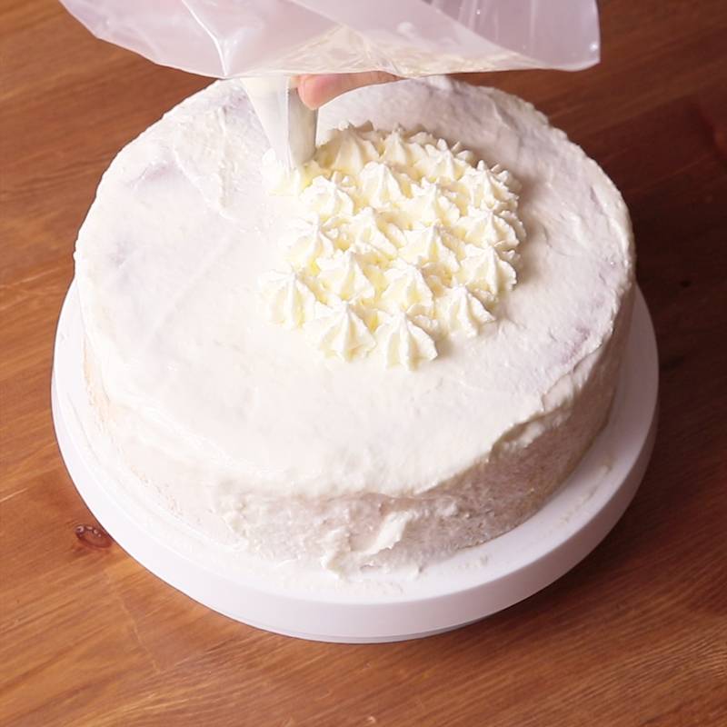 お菓子の作り手として 3号デコレーションケーキの需要ってあるの？ と疑問に感じていたのですが 「そもそも作っている所が少ないし大げさでないサイズ感と特別感がいいんです」と言われ 9cmのスポンジを3号のケーキに変える事が とても楽しくなりました😊バースデー