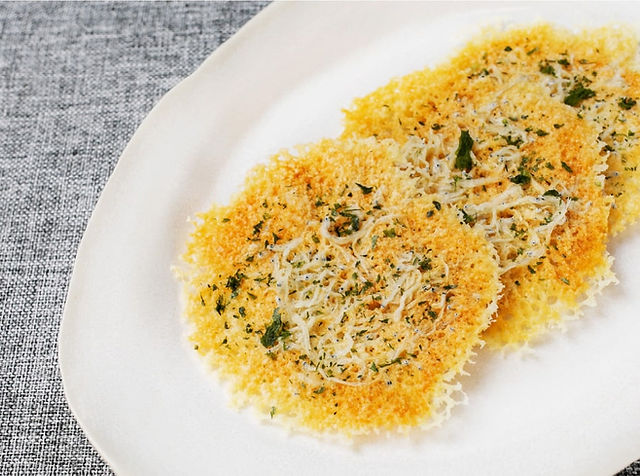 簡単調理！レンチンでサクサクチーズ煎餅