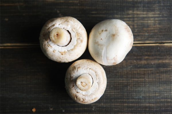 自家製ハムときのこアヒージョ ホワイトマッシュルーム ブラウンマッシュルーム 白舞茸 しめじ . 自家製ハムを加熱してみようと試みた品 色も飛ばず、塩味と香りがアヒージョを引き立てた。 鶴ヶ島市鶴ヶ島グルメ川越市川越居酒屋川越グルメ