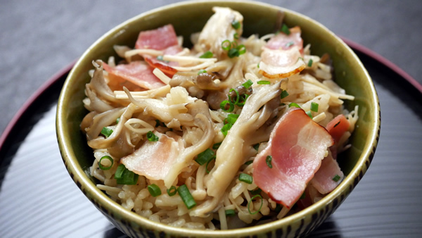 バター香る たっぷりきのこと鶏肉の炊き込みご飯