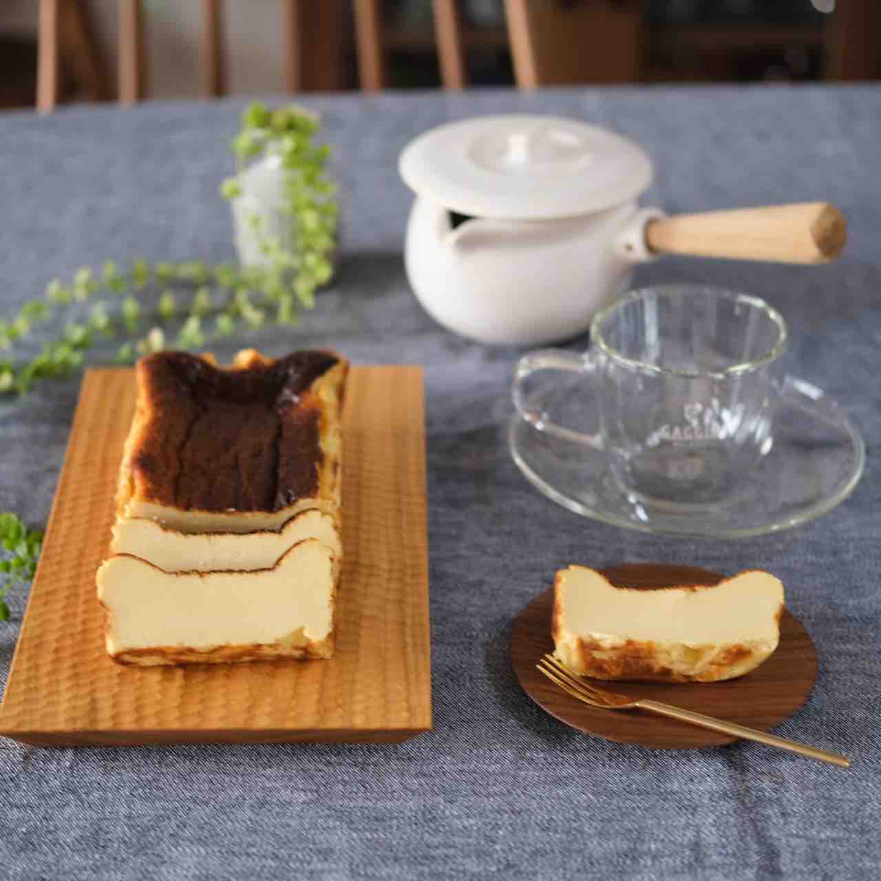 2024.07.21⁡ ⁡ 久しぶりにバスクチーズケーキ♪ クリームチーズは初のオーム乳業を🐮 色んなクリームチーズでバスチー焼いて勝手にランキングしていますが 今の所、やっぱりキリがイチバン好き🥇 オーム乳業のクリームチーズは白くてミルク感が強く、レアチーズにすると