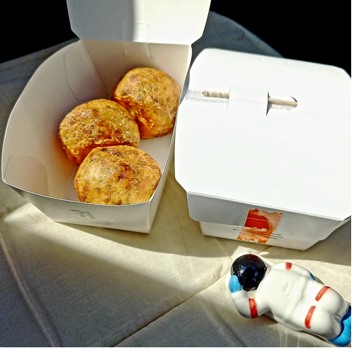 冷凍食品界のレジェンド。セブンイレブン「とろ〜り食感たこ焼」はひと箱で三度おいしい - macaroni