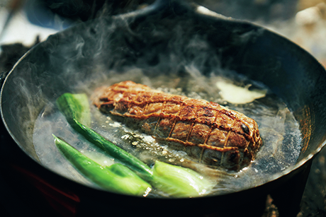 キャンプ飯 豚バラ肉でくるくるチャーシューshortsキャンプ キャンプ飯 簡単レシピ - YouTube