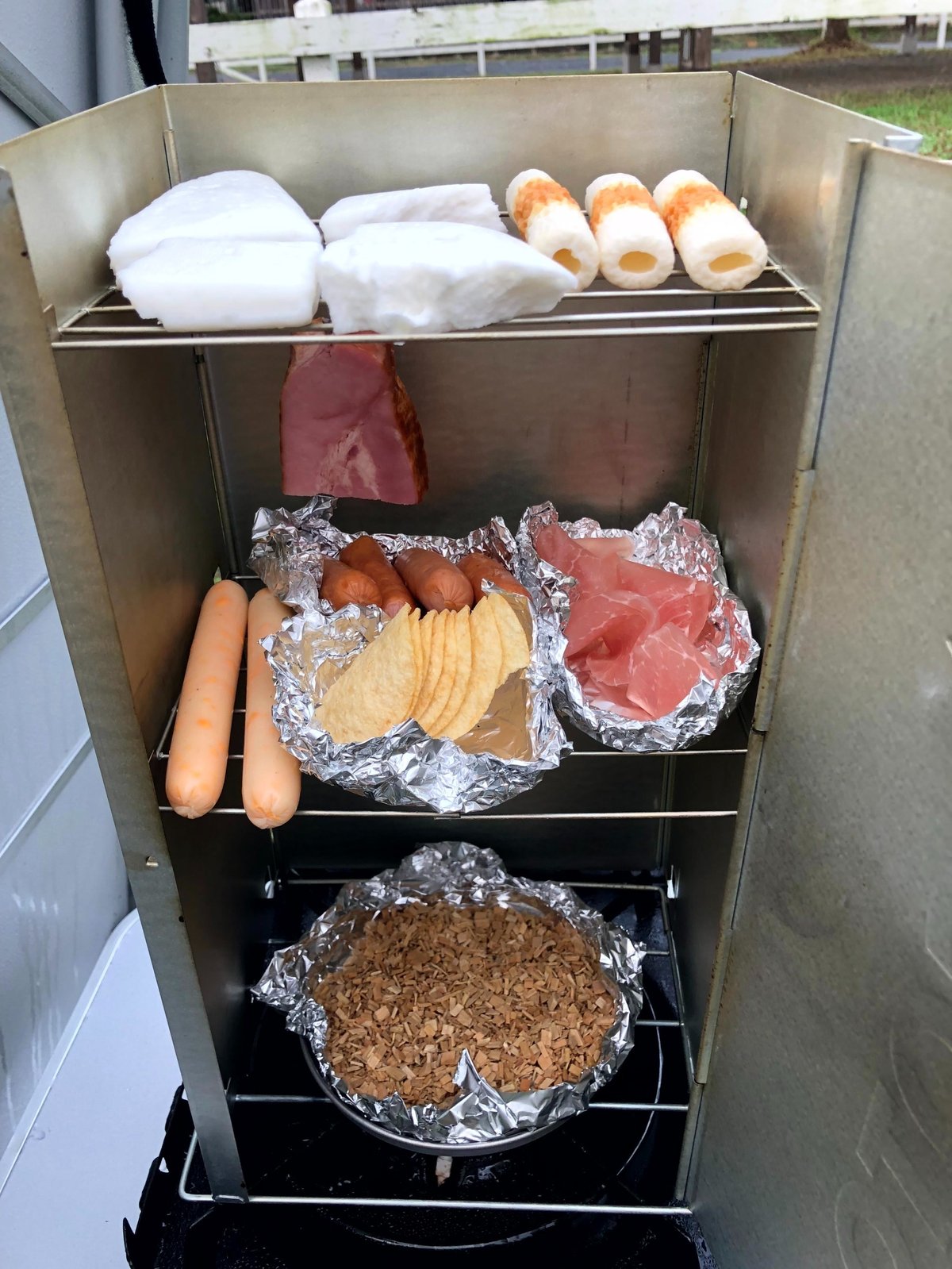 9 9は燻製の日と言うことで 皆さん燻製食べましょう！ 一ヶ月間の長～い親鶏作りがようやく完了。 今日は色々燻しましたベーコン80キロ、カマンベール150個 豚レバー50キロ 食べマルシェが近づいてきてます👨‍🍳スモークドエッグスモークドチキン北の恵み食べ