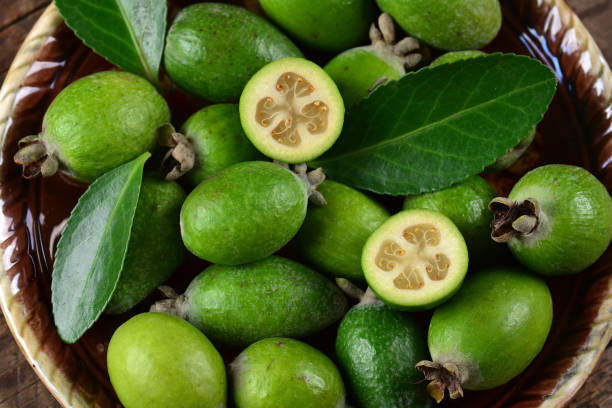 フェイジョア Feijoa の選び方や食べ方：旬の果物百科