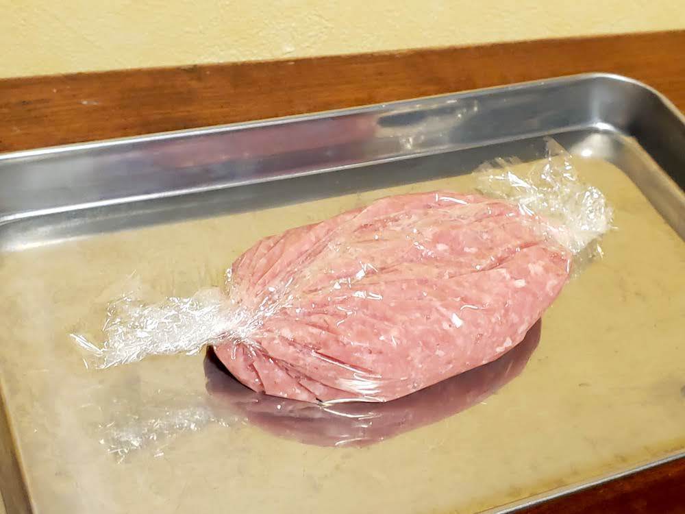 低温調理でみずみずしく柔らかい鶏ハムのピンク色の断面 写真素材7350826- フォトライブラリ