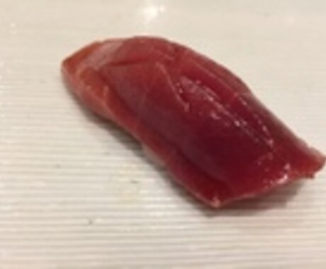 寿司の握り方は大きく分けて『本手返し』と『小手返し』と『立て返し』の三つ。,現在色々な理由で『本手返し』を使う職人はほとんどおらず、『コテ』か『タテ』か『手返し』のいずれかで、大体は、こて返しか、たて返し 仏壇返しとも言う を使います。,今回は、本手返しと言いましても、あくまで我流、である事を最初にお断りしておきます。従って、いわゆる「本手返し五手」とは少々異なります。,