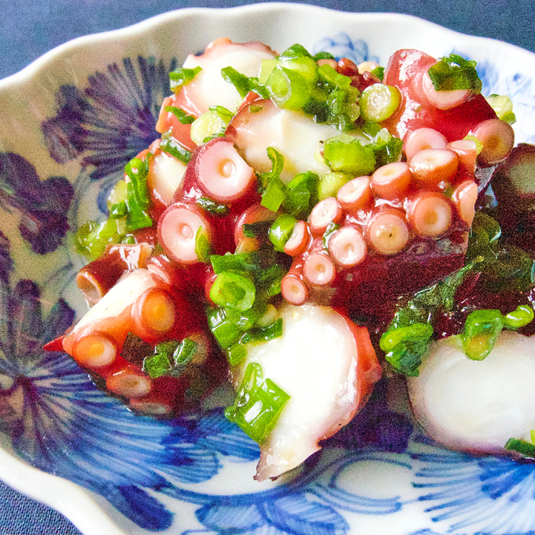 この組み合わせ最＆高！！！ タコとネギと調味料だけでできちゃう「タコのねぎだく」ニンニクはチューブでもOKだけど、できれば青森県産とかのちょっといいやつを刻むと、レベルが上がるよ＾＾ タコも例年なみの価格になったから、やっと気軽に楽しめるよねおつまみ