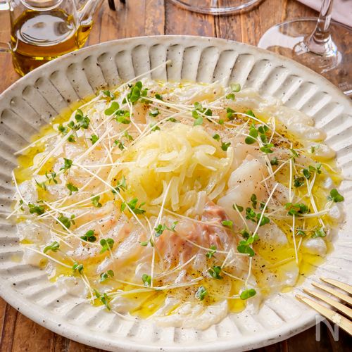 湯引き鯛玉ねぎのワサビカルパッチョ