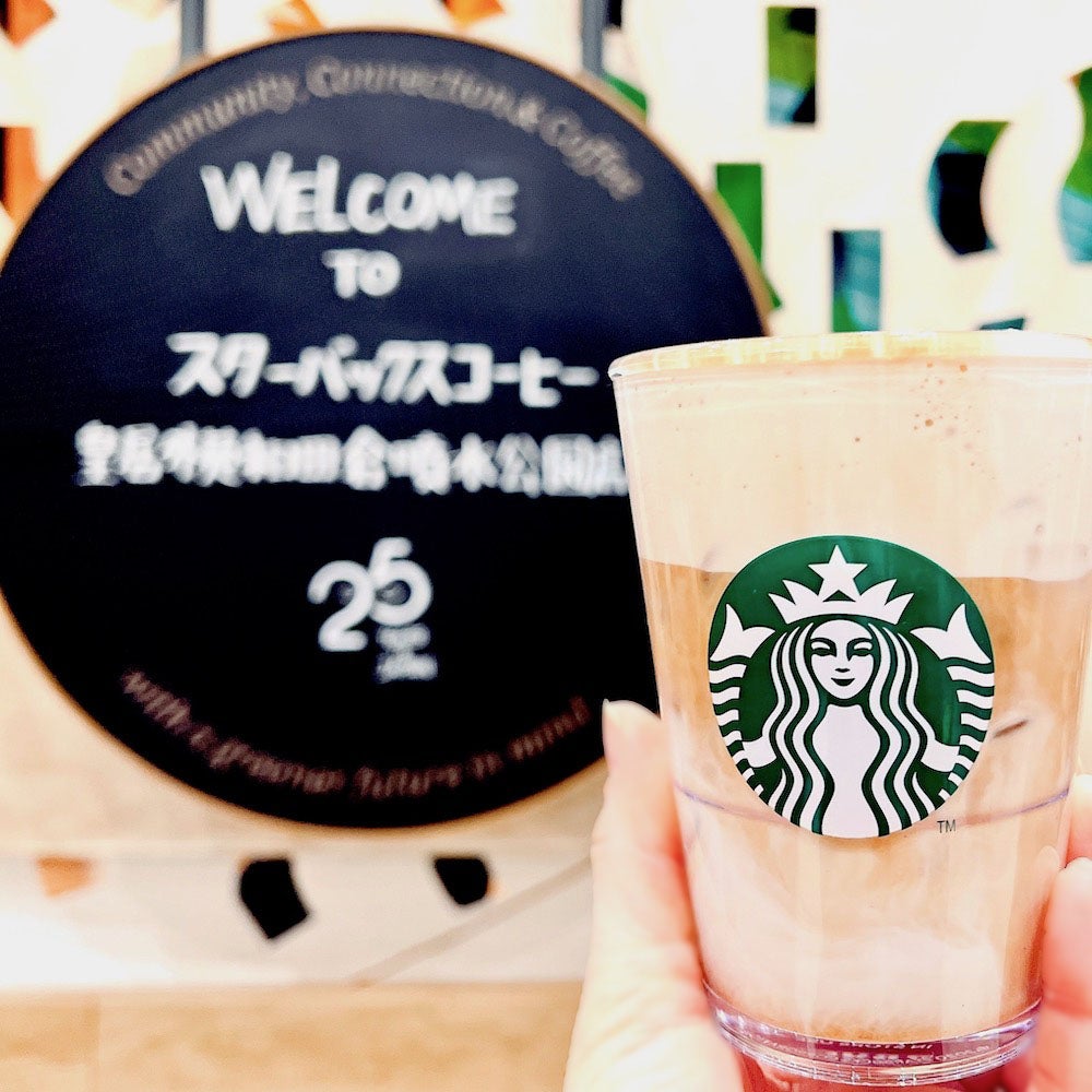 21年前の今日、銀座松屋通りにスターバックス日本1号店 がオープンしました。いつもありがとうございます。最初のお客様のオーダーは「ダブルトールラテ」でした。みなさまのはじめての1杯は何でしたか。SBJGINZA21
