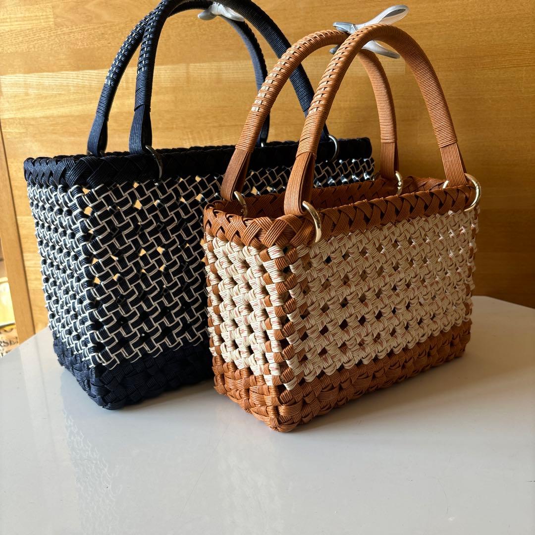 受注制作 花結び編み❀肩掛けかごバッグ LL モスグリーン色 チャーム付・変更OK エコ クラフトバンド・ハート・秋色 かごバッグ kikka☘ 通販13755654Creema クリーマ匿名配送手作りチャームストラップ＊pjcクロッチくんとお花のかごバッグ