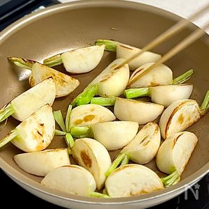 助かるおかず 第1話：かぶは「2分炒め」がコツ。ごはんがすすむ「豚バラ肉とかぶの炒め」 - 北欧、暮らしの道具店