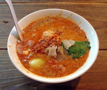 西麻布で今も変わらず、激ウマB級ラーメンが食べられる「かおたんラーメン エントツ屋 」歩いて知った麻布ガイド