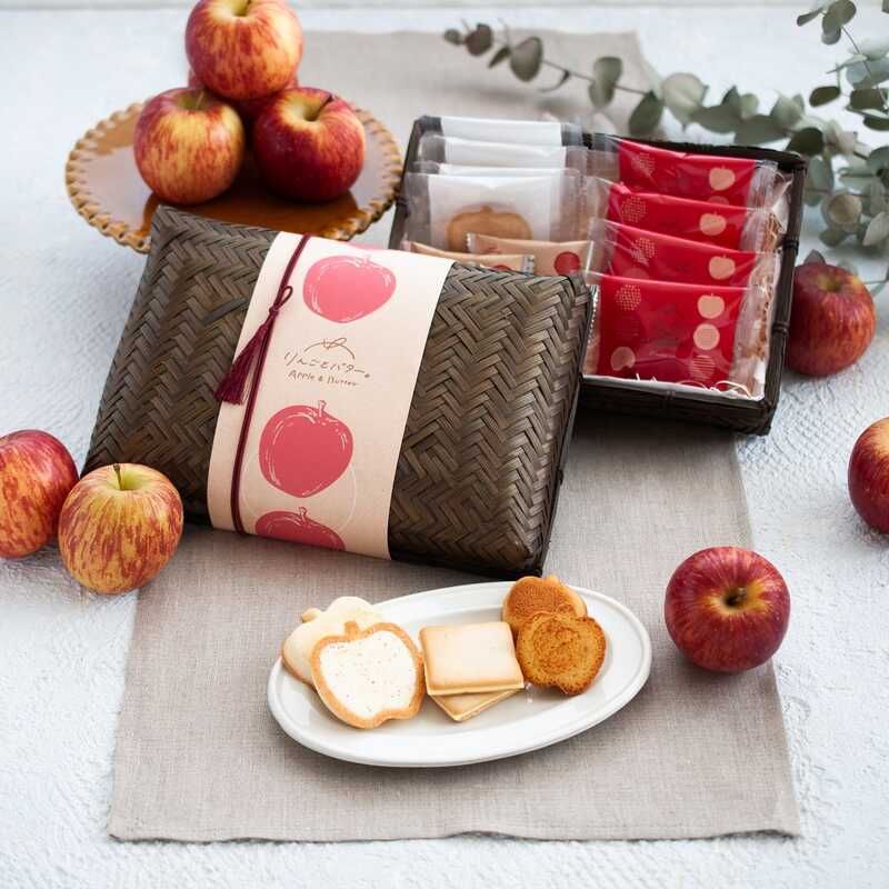 焼きりんご」をキャンプで作ろう！ 極上デザートレシピを紹介！ 焚き火活用で冬キャンプにぴったりのデザートが楽しめる - ハピキャンキャンプ ・アウトドア情報メディア