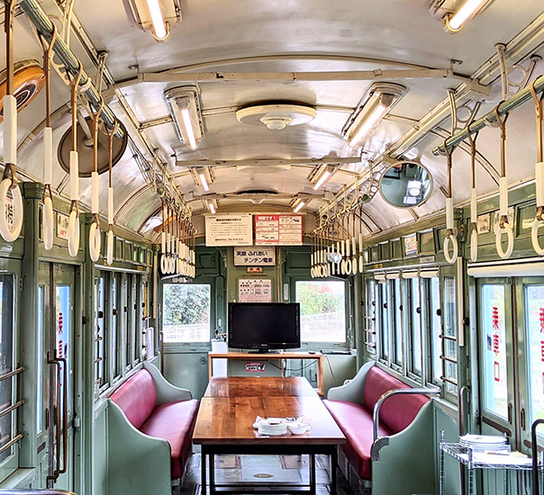 イラスト解説 電車内のマナー 化粧・飲食・座り方・荷物の持ち方など基本編 第43回セラピストプラス医療介護・リハビリ・療法士のお役立ち情報