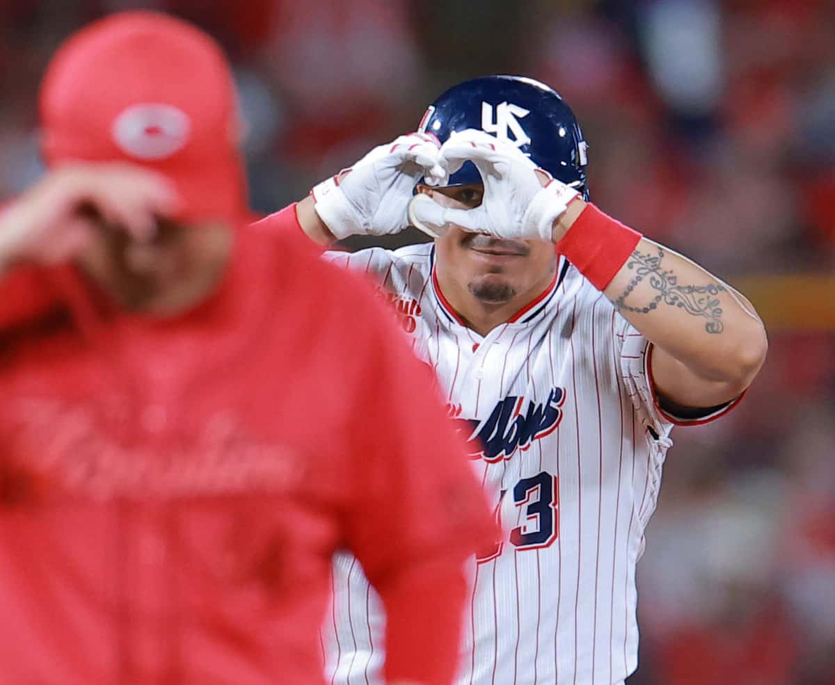 ヤクルト・オスナが8回に1点差に詰め寄る3ラン放つ 日本シリーズ ：中日スポーツ・東京中日スポーツ