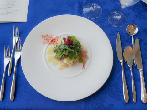 ナイフとフォーク 使う順番 持ち方とカトラリーの順番イラレブック