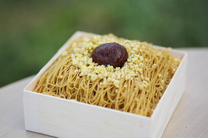 加賀色紙煎餅 涼風 🎐🍃 その上品な見た目と味に心満たされ、目で見る楽しさ また金沢の風情を感じる一品となっており、職場や友人家族へのお土産としてもおすすめです。個包装・10枚入り1,620円 税込兼六園本舗高砂屋 本店 ☎︎ 076 221-0151 百番街店