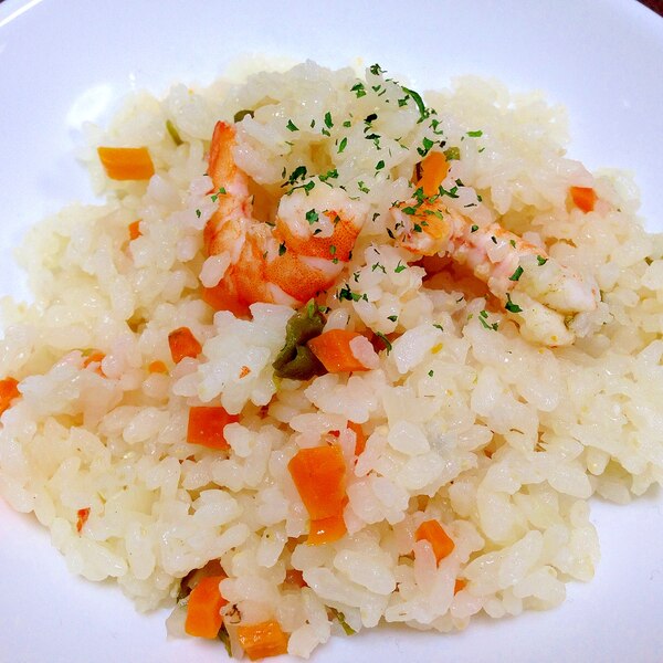 炊飯器で簡単！「 お手軽エビピラフ」このレシピのポイントは↓の投稿文をチェックしてくださいね✨---------------------------------- ✍️このレシピのポイントは✔️炊飯器に材料を入れて炊くだけ♪✔️ランチや晩ごはんにぴったり🙌 ✔️仕上げのバターが