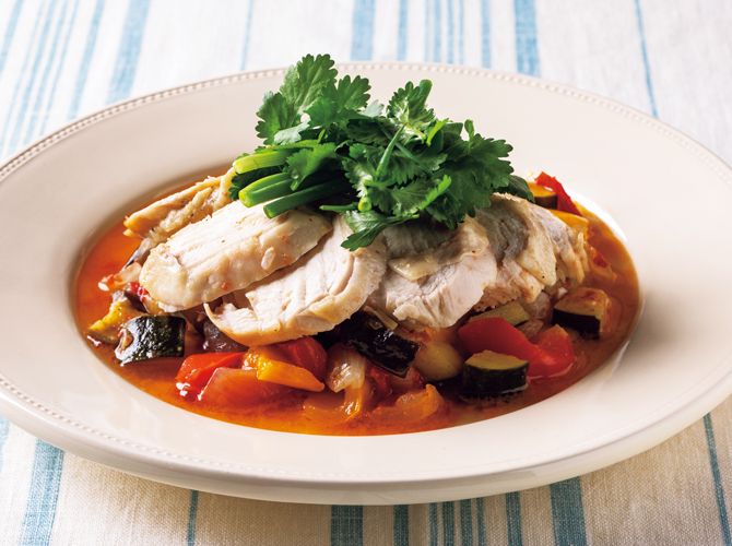 志麻さんのフライパンで「鶏モモ肉のネギ蒸し」レシピ。野菜がたくさん食べられる！ESSEonline エッセ オンライン