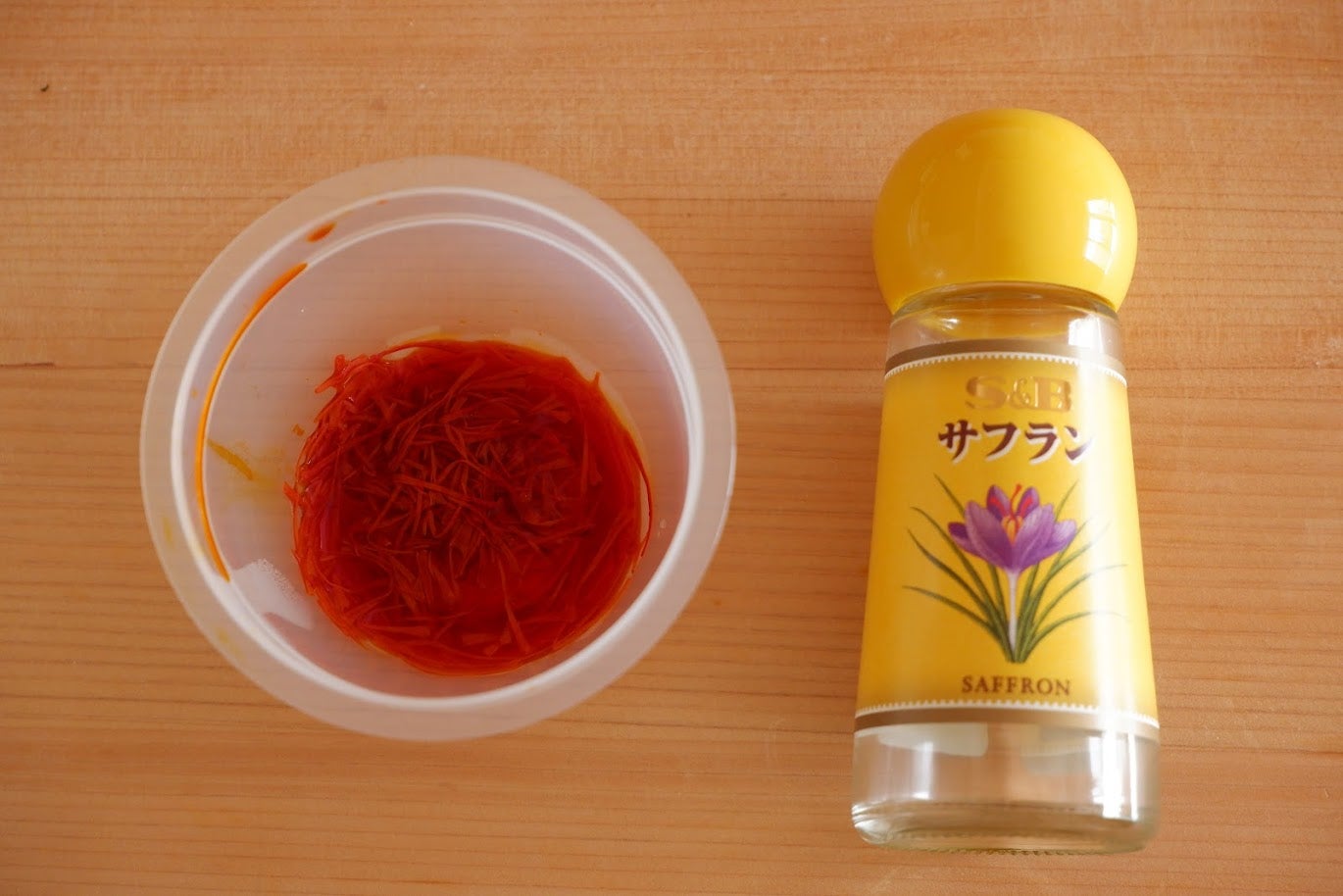 美しい黄金色 フライパンでパエリア サフランと塩だけで、奥深い味わいのレシピめいめい