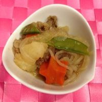 献立 ごはん・牛乳・肉じゃが・ほうれん草のおひたし・オレンジゼリー 小野市の定番メニュー「肉じゃが」。昭和の頃はちくわにさつま揚げと、練り物がふんだんに使われていたようです。今日はそんなかつての肉じゃがを再現してみました