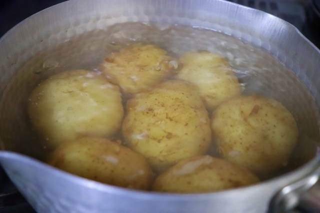 じゃがいもの茹で方と茹で時間ほくほくに仕上げる＆煮崩れさせないコツも - トクバイニュース