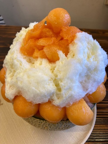 絶対に記事にはしないと誓ったのに” -“”- ”。ダイワ奥殿陣屋で宮崎産完熟マンゴーかき氷1皿3,850円 税抜 を食す。ハニーグロウパイナップル1,480円,アンデスメロン1,580円,スイカ1,480円,クラウンメロン2,300円,ほこたレッド1,730円。ダイワスーパー駅前プラザ訪問記