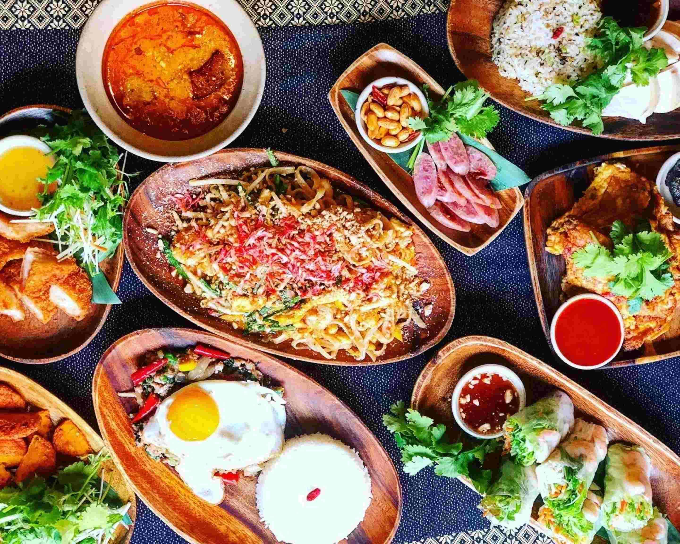 カイチアオ ไข่เจียว 今月からの新しいランチメニュー「ゲンキョウワーンガイ+カイチアオセット」カイチアオは聞いたことがないという方も多いのではないでしょうか？日本語にすると タイ風卵焼き といった感じです。 カイ＝卵 チアオ＝混ぜながら揚げる となります