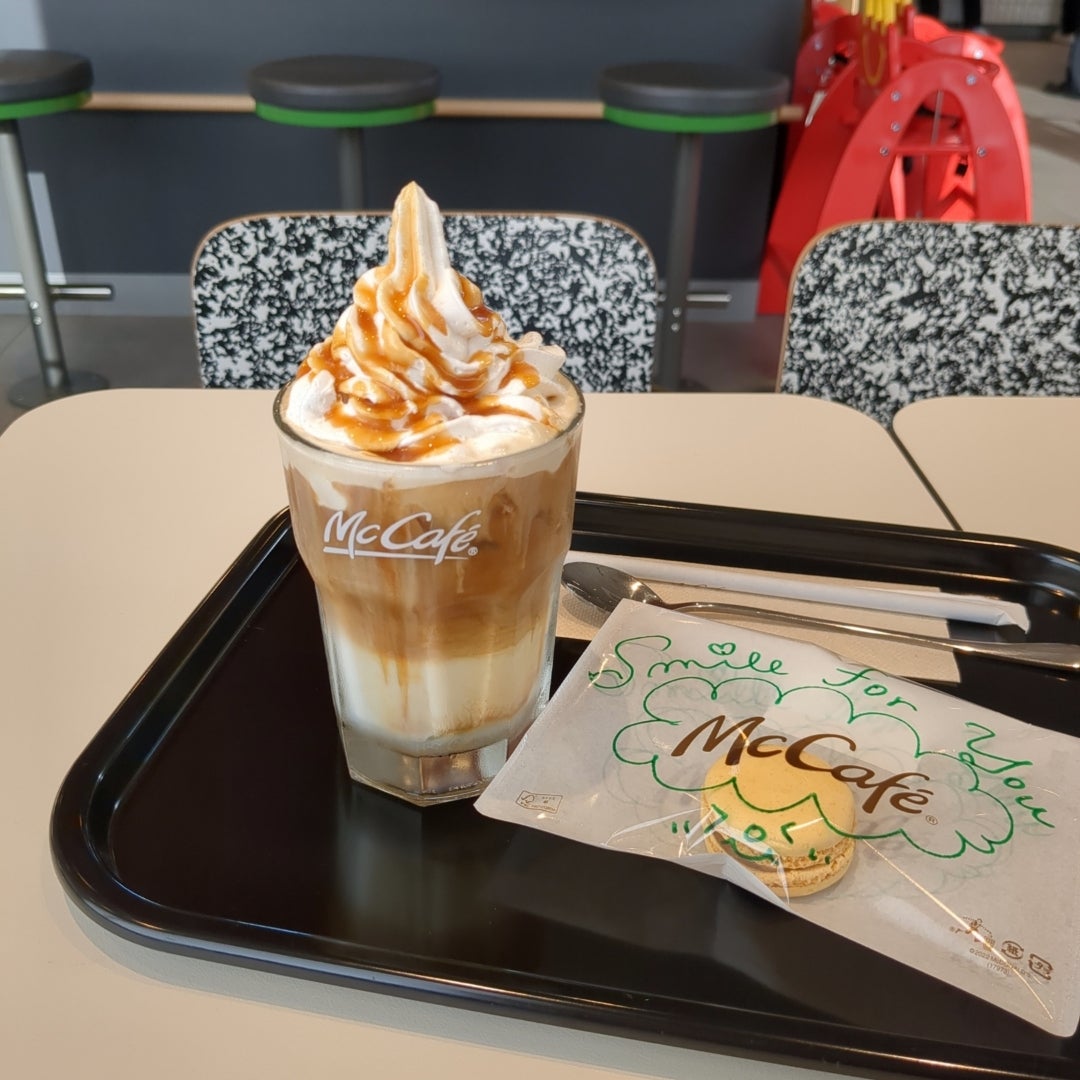 フラットホワイト&アイスキャラメルラテ@マックカフェほっと。ひと息