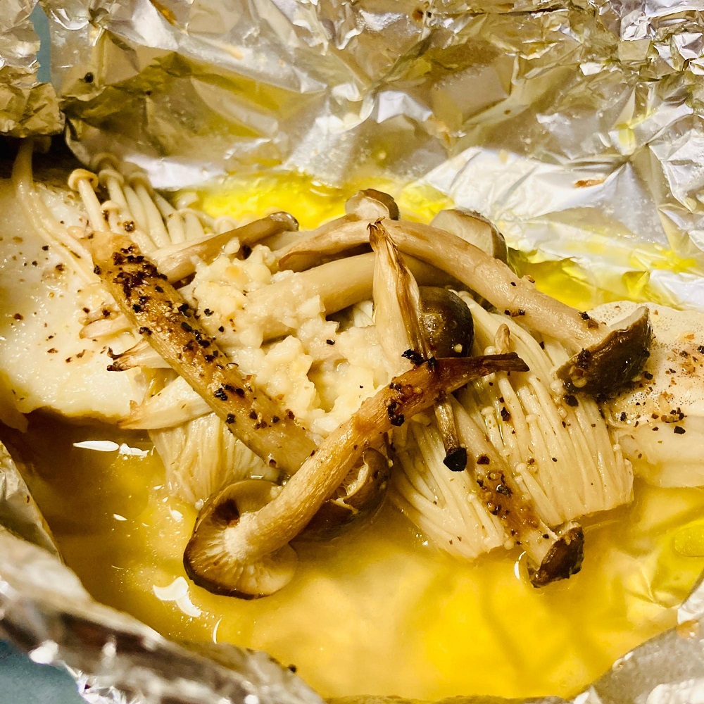 2022.03.01 簡単にレシピ記載してます ． 🍽メニュー🍽 ◇鱈のホイル焼き✍️ ◇お好み焼き風卵焼き✍️ ◇タラの芽の天ぷら◇穂先たけのこサラダ @kanehatsu ◇味噌汁 ◇いちご鱈のホイル焼き鱈に軽く塩をして10分置く キッチンペーパーで水分を拭き取るアルミ