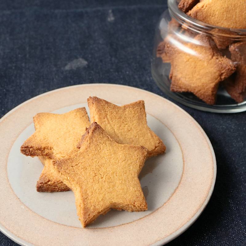 より詳しくはこちら☟,クッキー生地をこねすぎるとどうなる⁇👀 ,今回は、生地を「10分以上こねたもの」と「最小限しかこねていないもの」を比較してみました🔥, ▫︎今回の材料▫︎, ・バター 22g, ・粉糖20g, ・全卵5g, ・バニラオイル少々, ・薄力粉50g, 🔆結果🔆, 生地を10分以上こねたものは, ・生地がテカテカ,・成形時に崩れやすい,