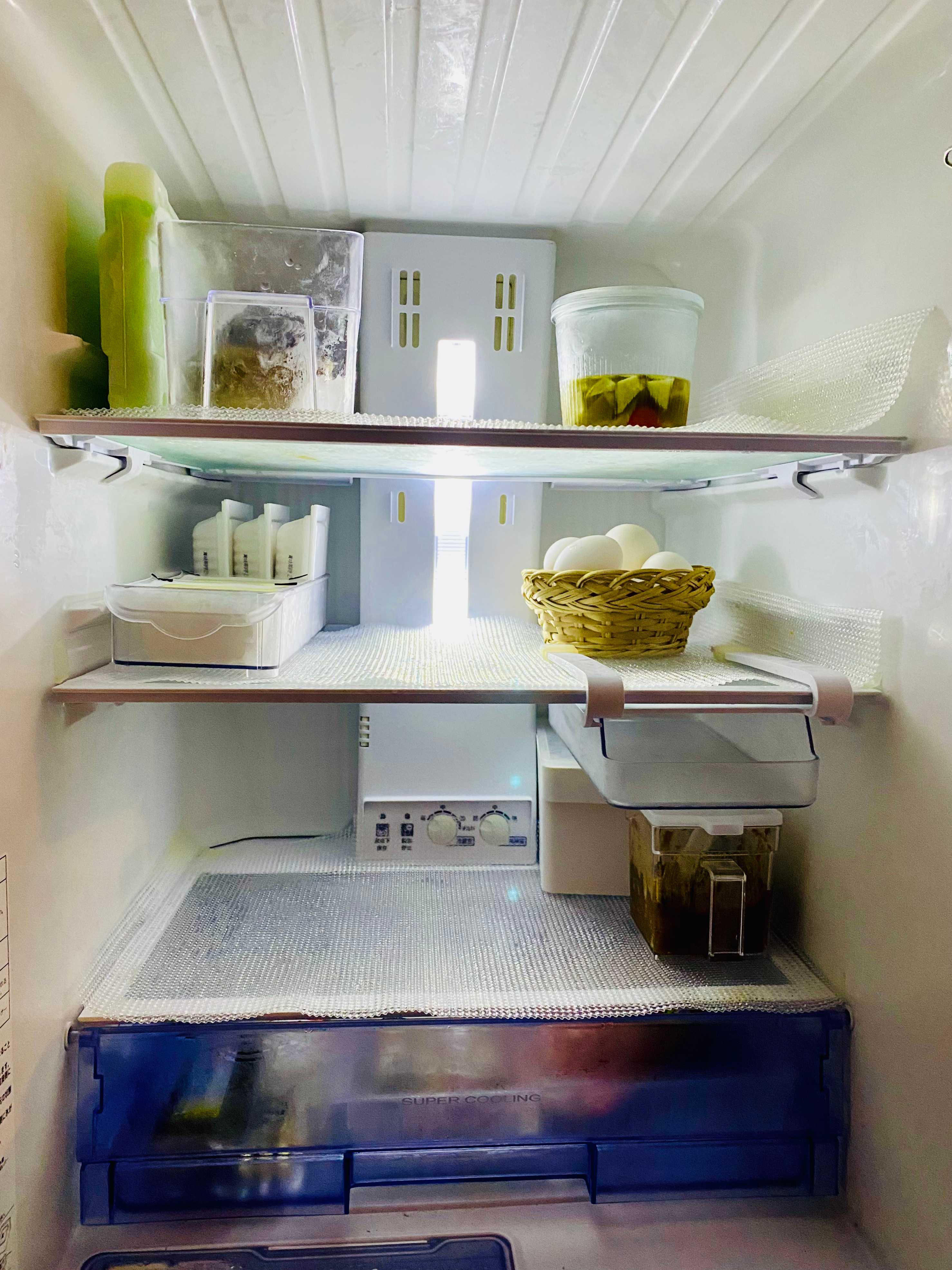 04.16 久しぶりに冷蔵庫の中身を出しアルコールで全吹き、整理整頓。いろいろ常備菜なども作った。 いつもそうだけど、冷蔵庫 がスッキリすると心身ともにスッキリする。私の場合冷蔵庫が荒れている時要注意wrocoの冷蔵庫 パナソニック冷蔵庫 日常 冷蔵庫の中身リアル