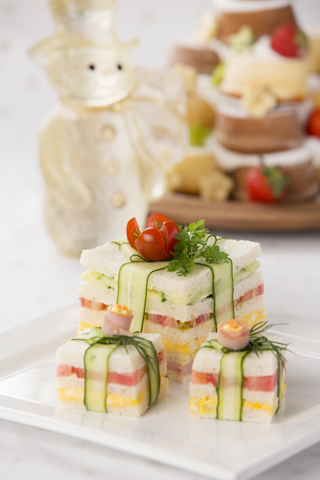 ハッピーサンタクロースは、雪の下で手のクローズアップでおいしいハンバーガーサンドイッチハンバーガーを保持しています。新年とメリークリスマスファーストフードのコンセプトの写真素材・画像素材Image 135952641