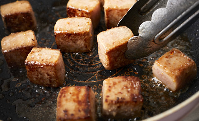 解凍しなくてOK、冷凍牛ステーキ肉の美味しい焼き方。くらしクロワッサン オンライン