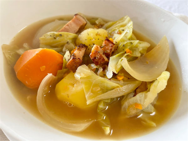 ☜土田浩美です。 今日は コンソメなしでも最高に美味しいポトフ！ 夫が口に入れるたびに 最高！ うますぎる！！ こんなの初めてだ！！！ を連発したポトフの作り方 を投稿しました。 材料 4人分手羽元 4〜8本 ベーコン 4枚 キャベツ 1 2玉 じゃがいも 4個 新玉ねぎ