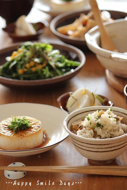 春を感じる🌸✨あさりの炊き込みご飯🐚🍚, 「🍚」でコメントしてくれたら嬉しいです💬✨,旬のあさりの旨みをたっぷり味わえる炊き込みご飯🍚✨, 炊飯器におまかせだから簡単！春の訪れを感じながら、ほっこり和食を楽しみませんか？😊,炊き上がったら優しく混ぜ、お好みでネギやミツバをトッピング🌿✨, 春の香り広がる一品を、おうちで気軽に楽しんでみませんか？,グリーンビーンズ