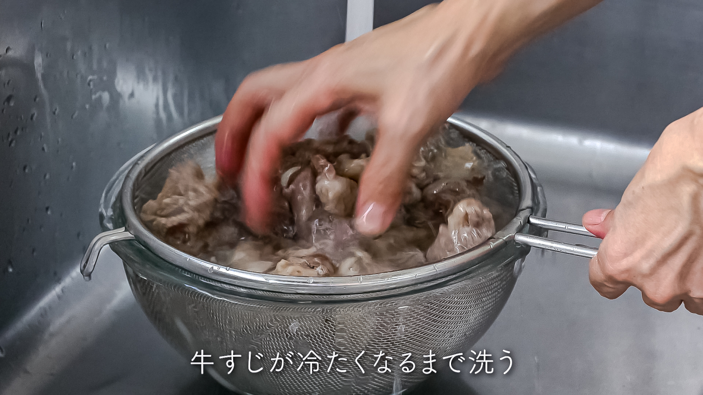 肉を茹でる時に、ネギの青い部分を入れる理由捨てちゃうのはもったいない！- Yuki's Small Kitchen