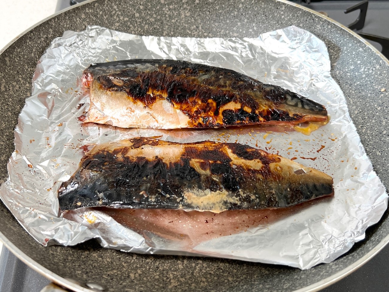 洗い物ラクすぎ！ 鮭をきれいに焼く方法